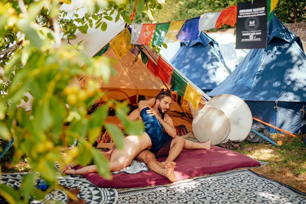 Michalis geeft massage op een festival