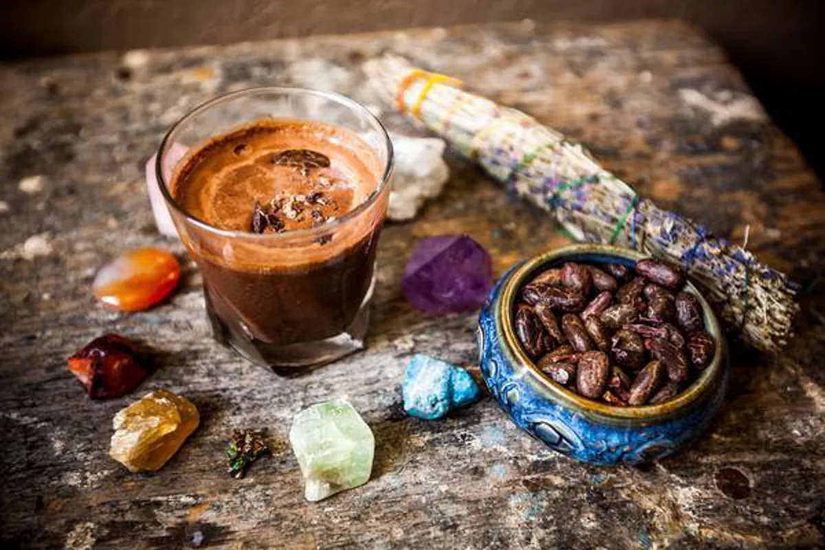 Ceremoniële cacao drank met kristallen en salie