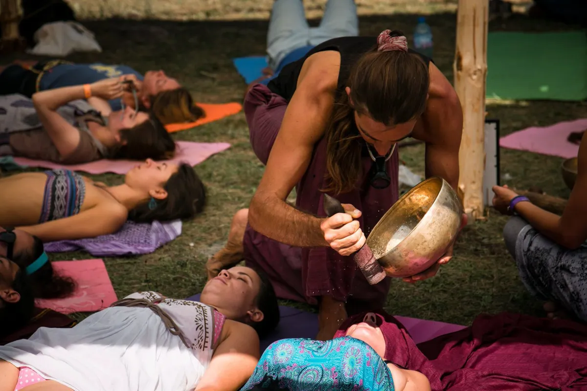 Healing ceremonie met klankschalen op festival