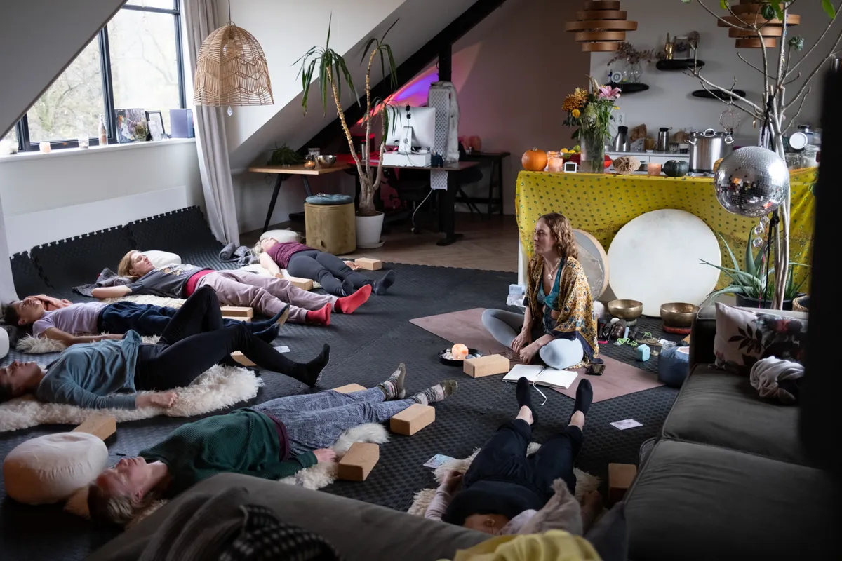 Healing ceremonie groepssessie in loft
