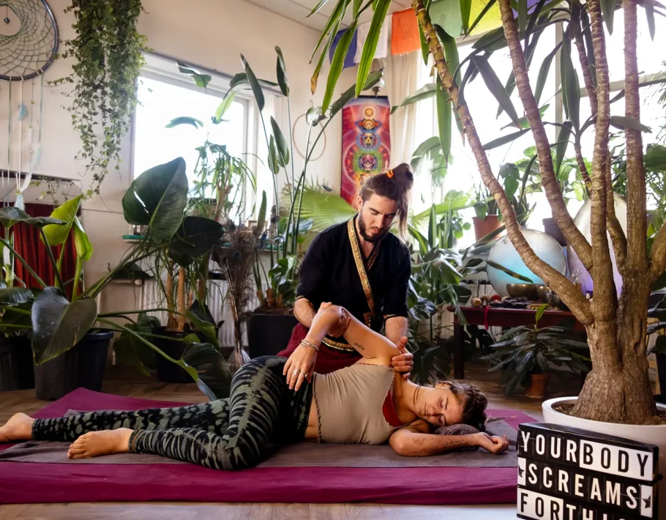Massage op de mat in de studio tussen de planten