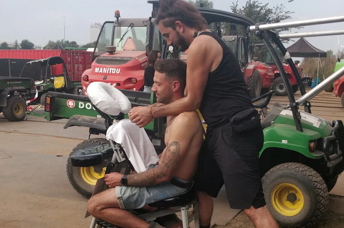 Crewmassage backstage op een evenement
