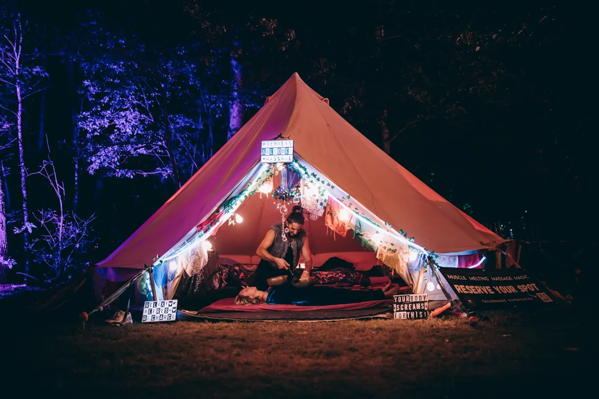 Festivaltent massage nacht sfeer