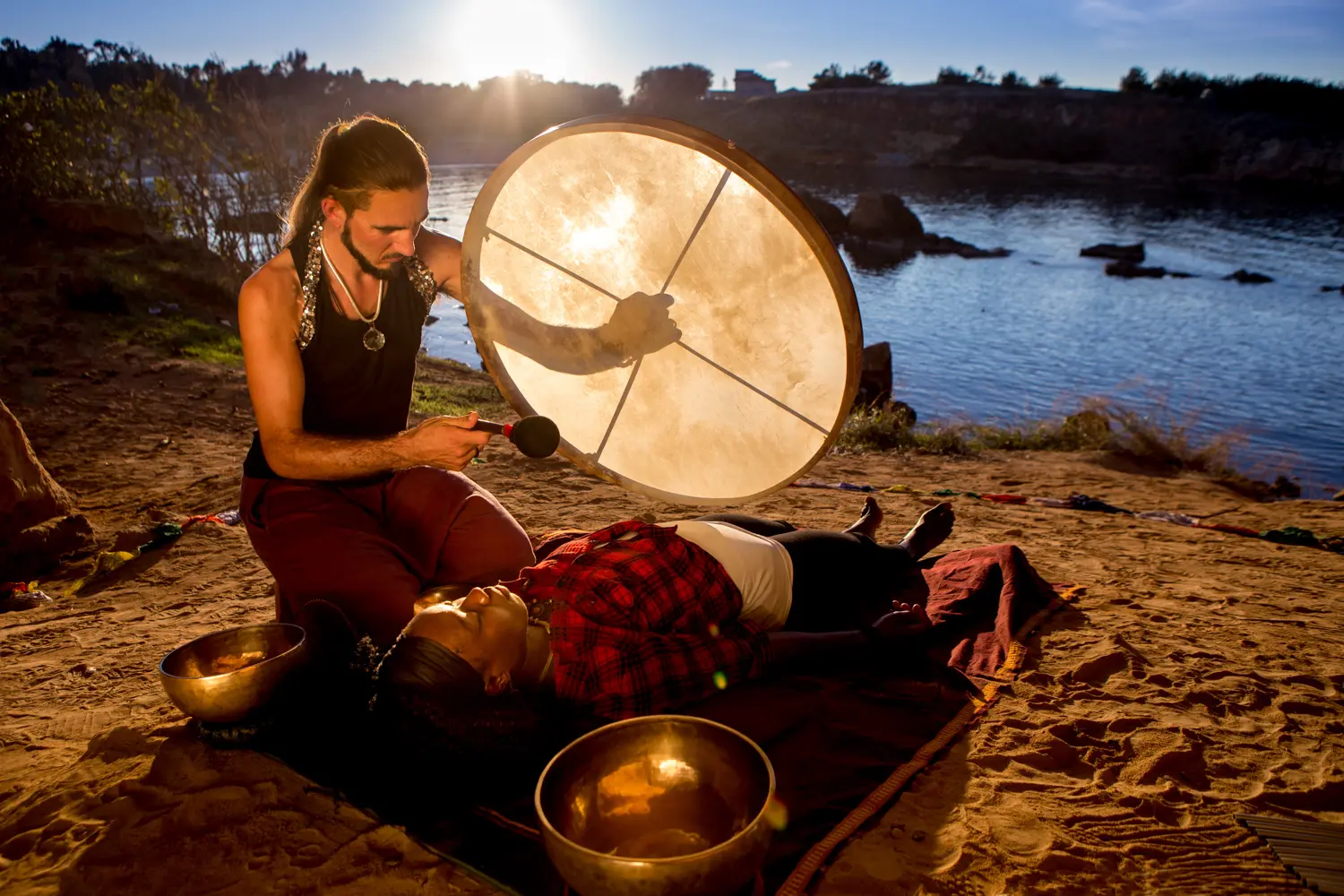 Sjamanistische drum op het strand