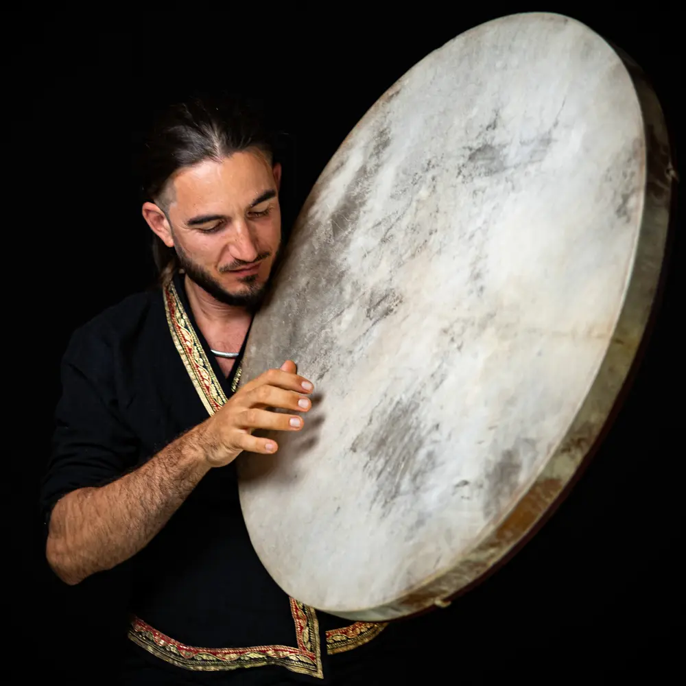 Michalis met sjamanistische drum