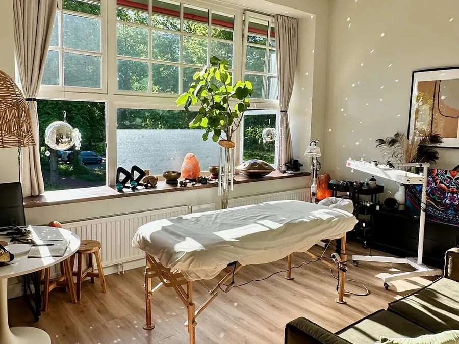 The massage studio in Ede, sunlight and forest views through the windows