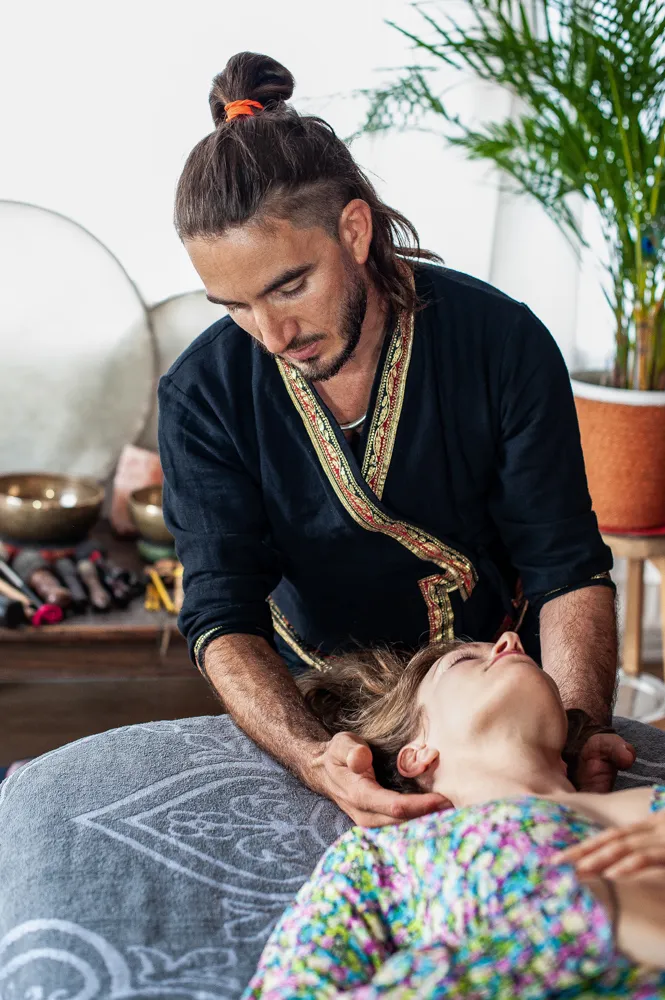 Michalis massage therapeut geeft hoofdmassage in Ede