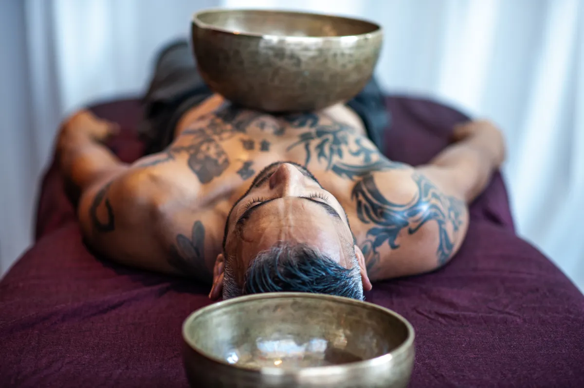Klankschaal op de borst tijdens een sound healing behandeling