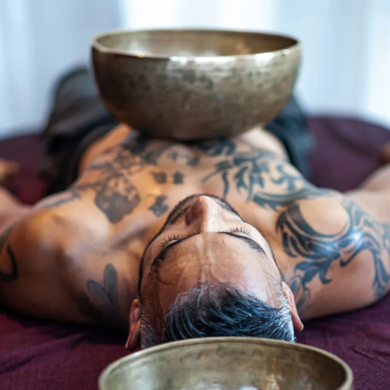 Sound Healing en Massage: Waarom de Combinatie Zo Goed Werkt