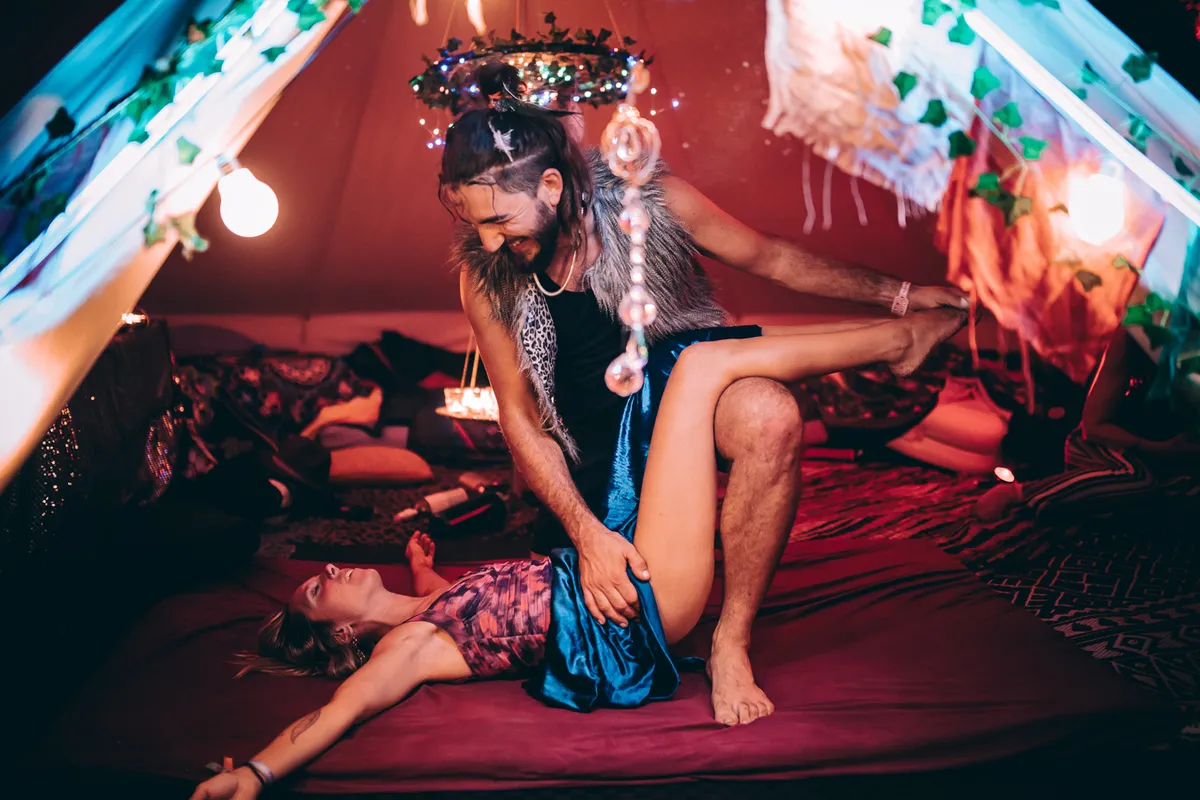 Thaise massage stretch in festivaltent