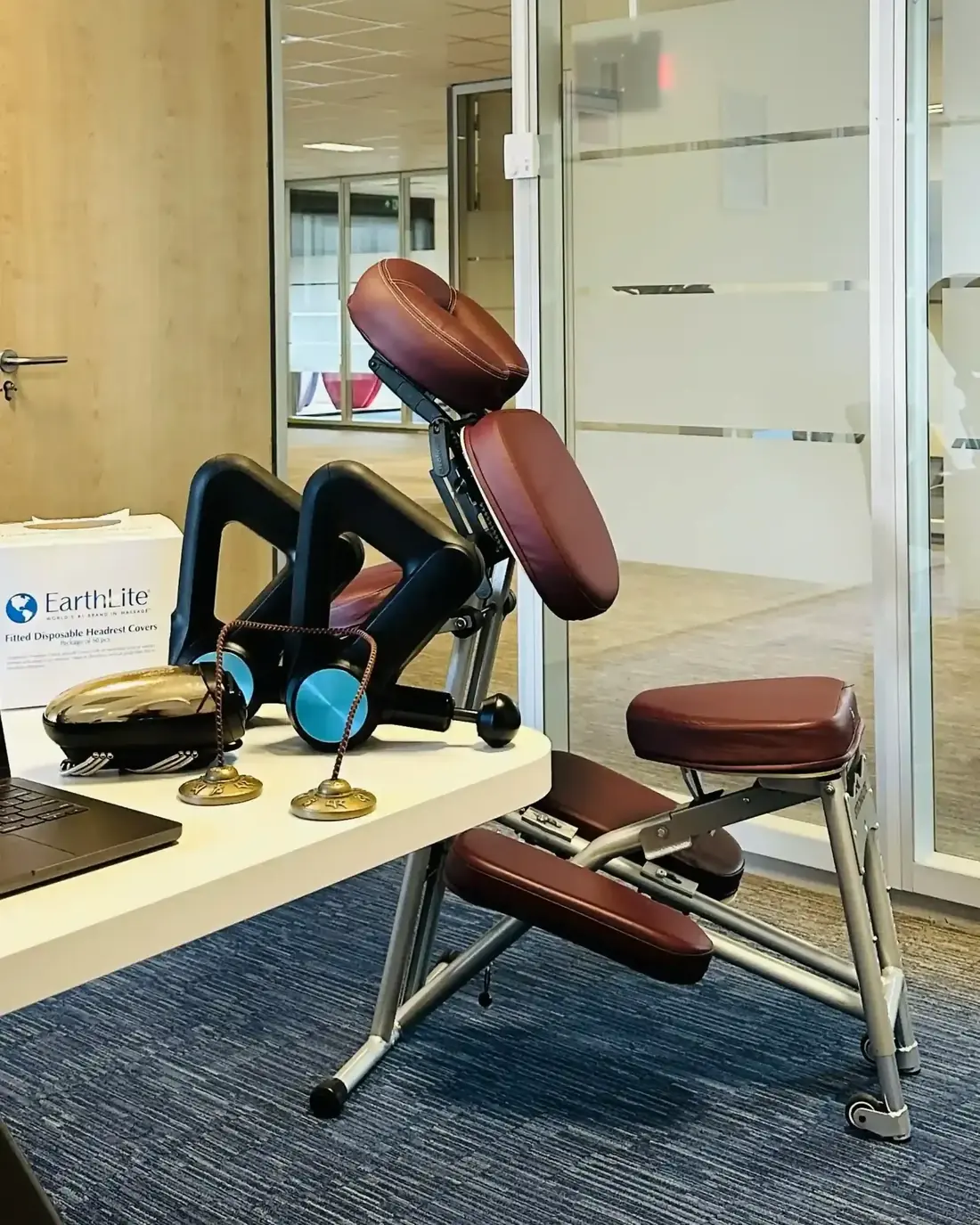 Bedrijfsmassage stoelmassage kantoor setup