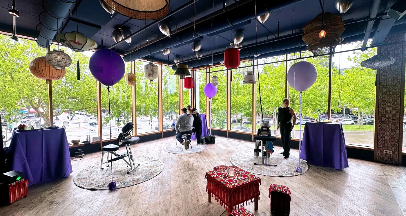 Massagestoelen opgesteld voor stoelmassage tijdens een netwerkborrel op een business event in de RAI in Amsterdam